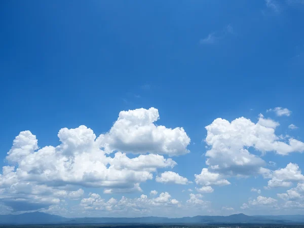 Mooie wolk scape op blauwe hemel — Stockfoto