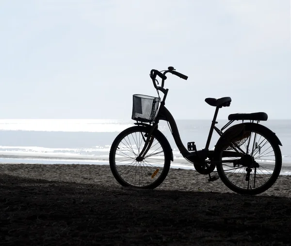 Σιλουέτα ποδηλάτων σε ένα ηλιοβασίλεμα. Καλοκαιρινές τοπίου — Φωτογραφία Αρχείου