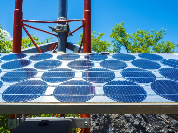 Gros plan de la cellule solaire dans la production photovoltaïque de lumière du soleil — Photo