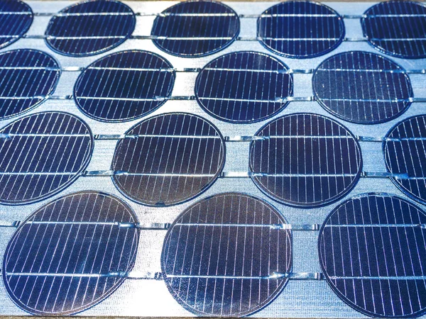 Gros plan de la cellule solaire dans la production photovoltaïque de lumière du soleil — Photo