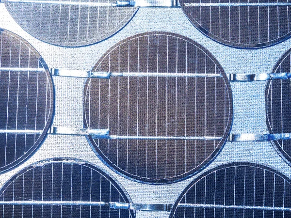 Gros plan de la cellule solaire dans la production photovoltaïque de lumière du soleil — Photo
