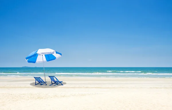 Belle plage de sable au bord de la mer — Photo