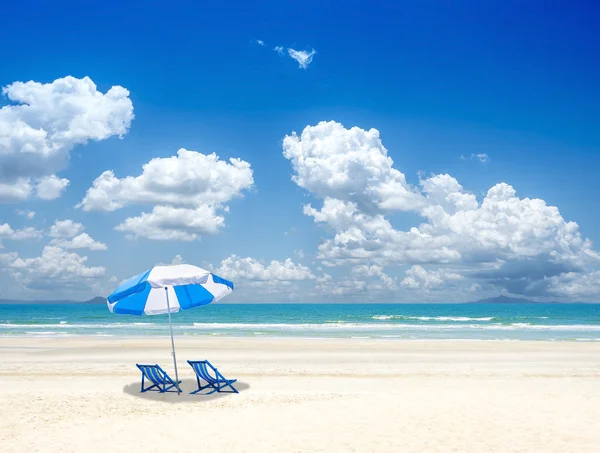 Красивый песчаный пляж на берегу моря — стоковое фото