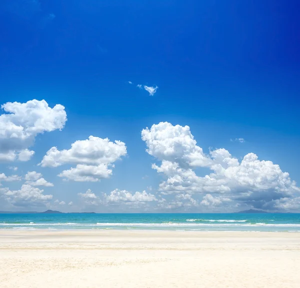 Hermosa playa de arena en la orilla del mar —  Fotos de Stock