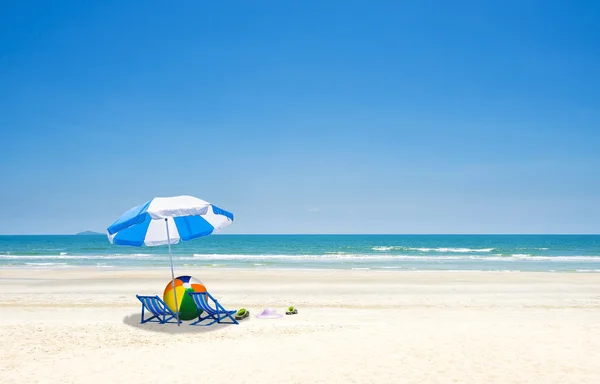 Belle plage de sable au bord de la mer — Photo