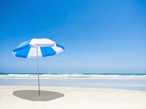 Bella spiaggia di sabbia sulla riva del mare — Foto Stock