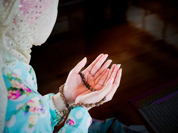 Молодий мусульманкою, молячись за Аллаху — стокове фото