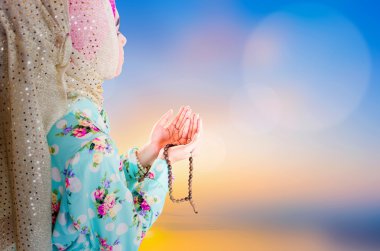 Genç Müslüman kadın Allah için dua