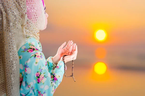 Unga muslimska kvinnan ber för allah — Stockfoto