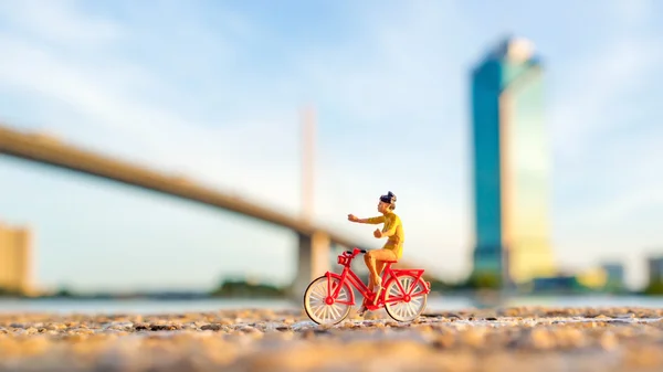 Plastic toy standing in front of the river — Stockfoto