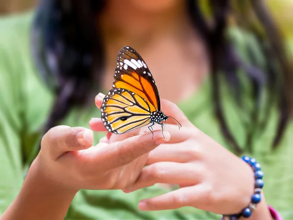 Común tigre mariposa colgando en chica es dedo —  Fotos de Stock