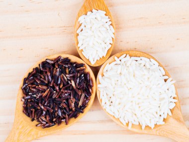 tahta kaşıklar üzerinde beyaz öğütülmüş pirinç