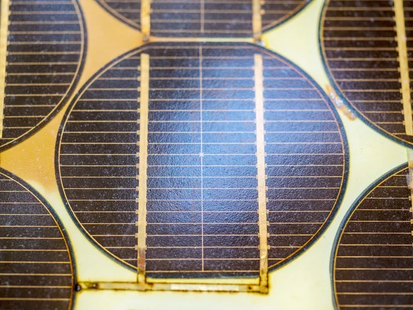 Gros plan de la cellule solaire dans la production photovoltaïque de lumière du soleil — Photo