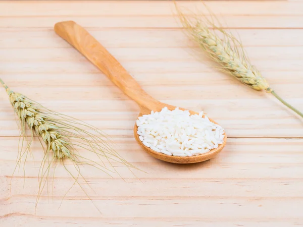 Arroz blanco molido en cuchara de madera —  Fotos de Stock