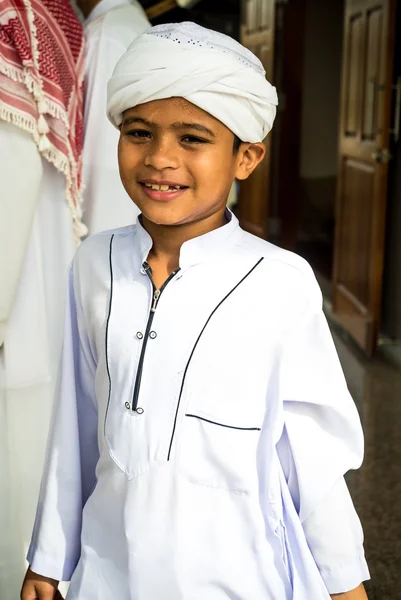 Bambino sorride alla celebrazione della fine del mese del ramadan . — Foto Stock