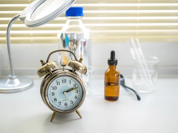 Estilo vintage de despertador com sinos, no fundo da mesa — Fotografia de Stock