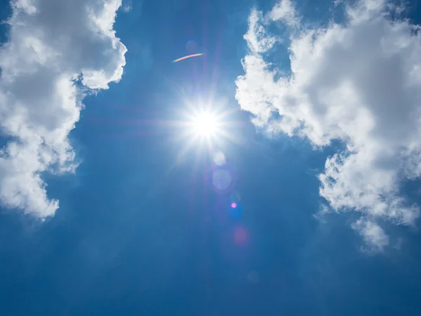 Mooie wolk op blauwe lucht — Stockfoto