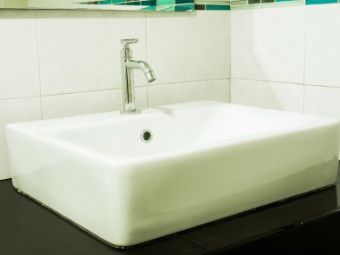 Kolu ve beyaz Lavabo Bataryası