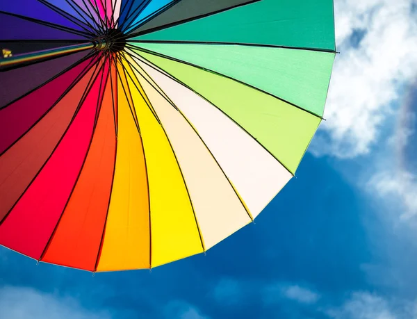 Segmentos de guarda-chuva coloridos no céu azul — Fotografia de Stock