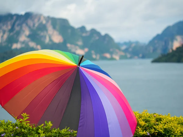 Colorido em guarda-chuva sedimentos lugares ao ar livre — Fotografia de Stock