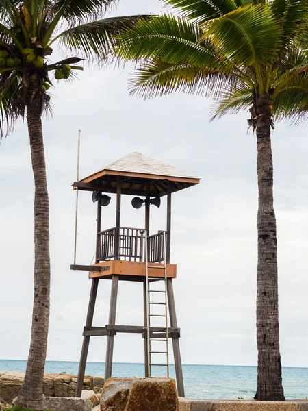 Torre guardiã na praia do mar e palmeiras — Fotografia de Stock