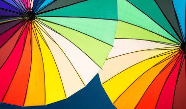 Mavi gökyüzü kesimlerinde renkli şemsiye