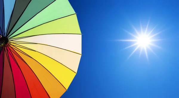 Clarão da lente de luz solar no céu azul — Fotografia de Stock