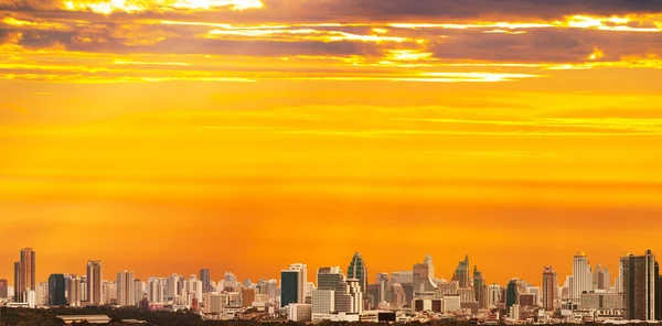 Skyline da cidade no céu colorido do nascer do sol — Fotografia de Stock