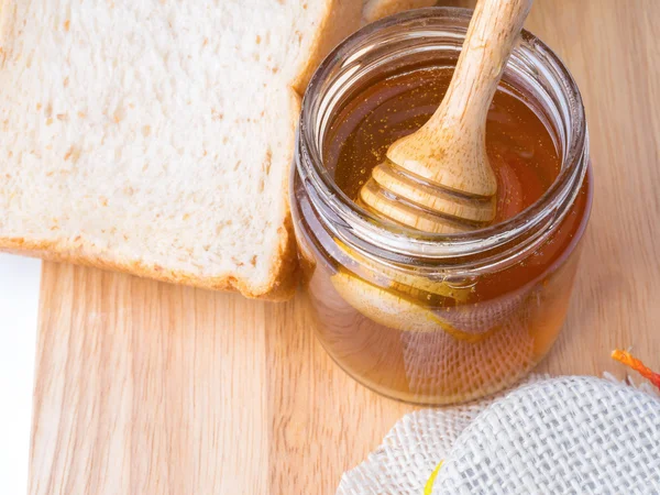 Zlatý med s honeystick a chléb — Stock fotografie