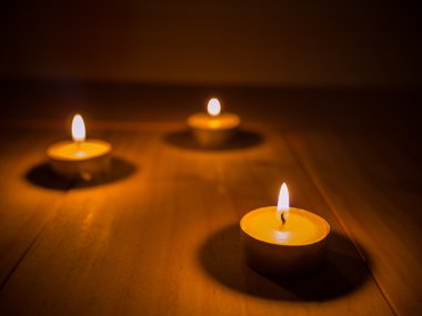 ahşap zemin üzerinde yerleştirilen meditasyon mum