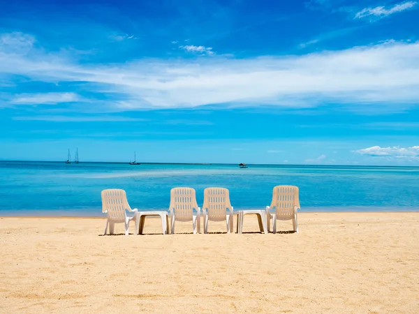 Praia cadeira na costa do mar no verão — Fotografia de Stock