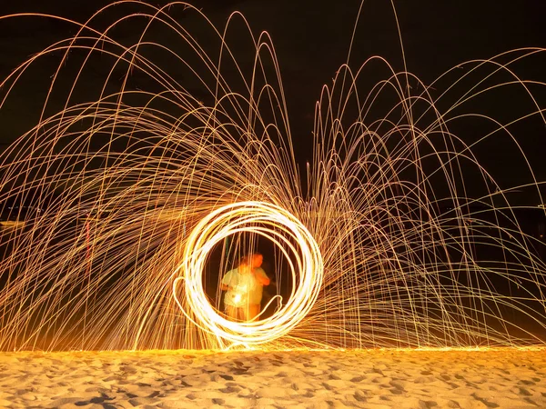 火在大海的岸边光源绘画 — 图库照片
