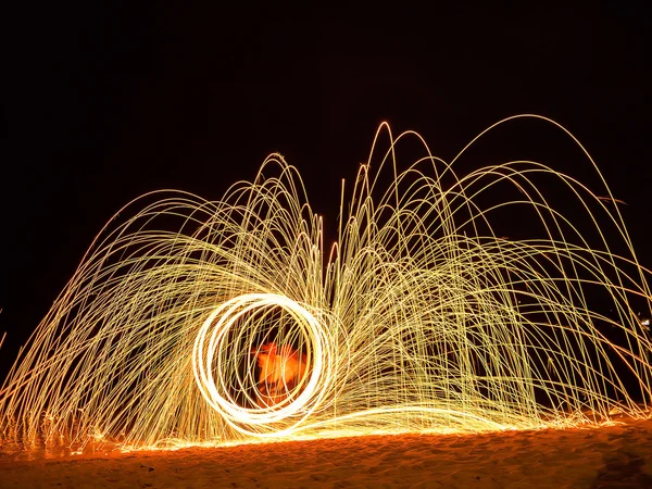Fuente de luz de fuego pintura en la orilla del mar — Foto de Stock