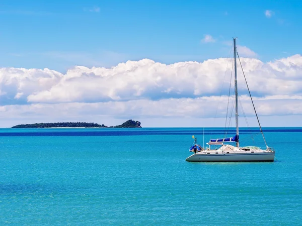 Bateau de luxe flotte près du rivage — Photo