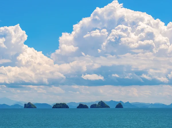 Grande nuvem sobre bela paisagem marinha — Fotografia de Stock