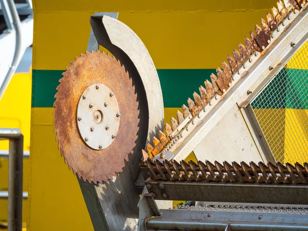 Såg maskin installerat på båten för styckning träsk — Stockfoto