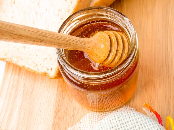 Gouden honing met honeystick en brood — Stockfoto