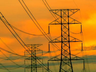 yüksek gerilim iletim hattı metal kule üzerinde