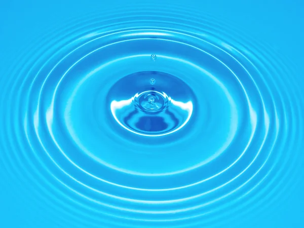 Droplet droppar på vattenytan skapar våg — Stockfoto