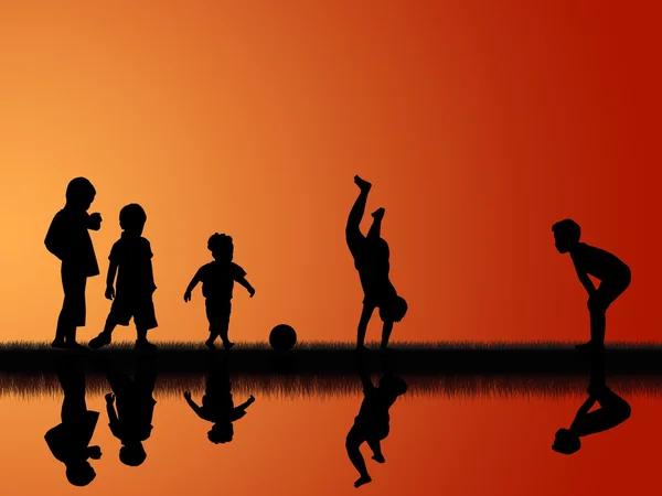 Silhouette von fünf kleinen Jungen, die am Himmel bei Sonnenuntergang spielen — Stockfoto