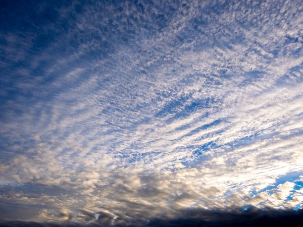 Vackra moln på himlen på morgonen — Stockfoto
