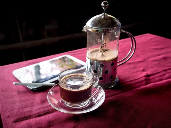 Glas heißen Kaffee bereit zum Servieren — Stockfoto