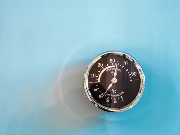 Termómetro de círculo vintage, medir la temperatura y la humedad de — Foto de Stock