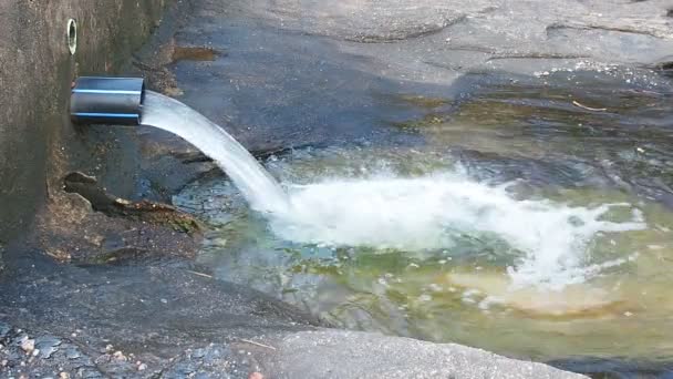 Fluxo de água na saída do canal de irrigação — Vídeo de Stock