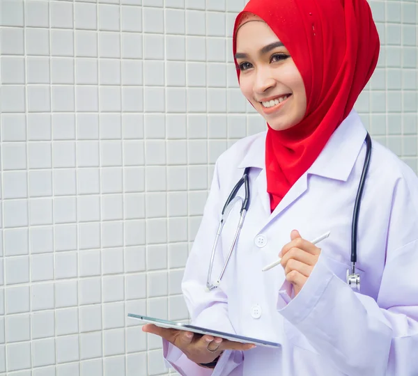 Young Muslim woman wearing a protective helmet — Stock Photo, Image