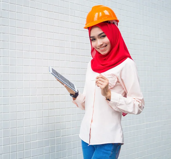 Jovem muçulmana usando um capacete protetor — Fotografia de Stock