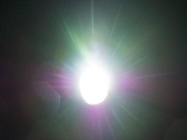 Mercek parlaması karanlık, renkli parlak Ray dağılın