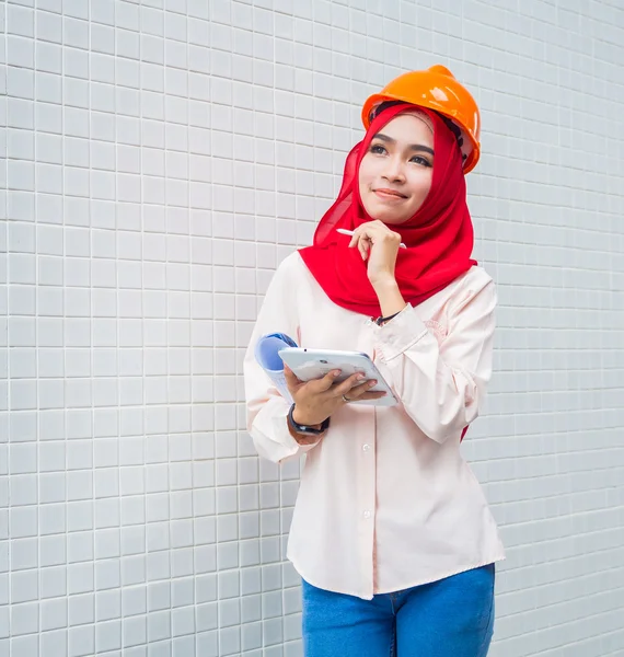 Jeune femme musulmane portant un casque de protection — Photo