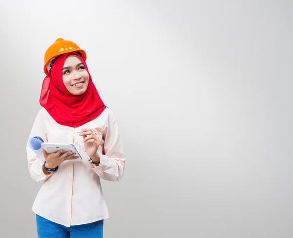 Wanita muslim muda mengenakan helm pelindung — Stok Foto