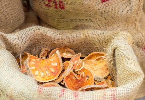 Aegle marmelos, suché byliny na pytel vak — Stock fotografie